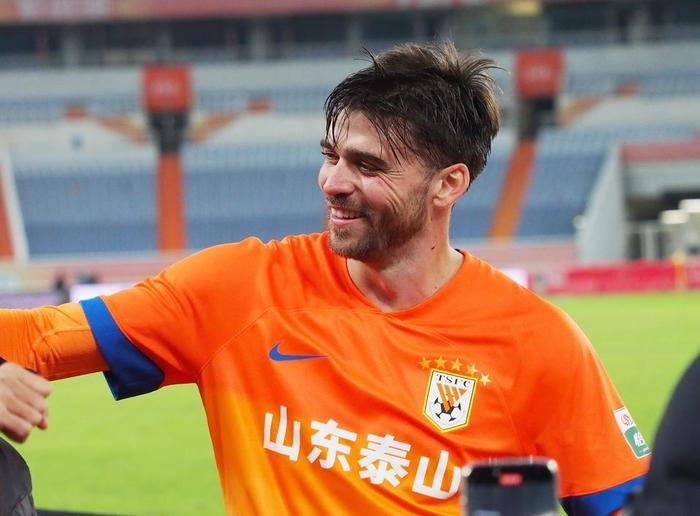 竞技宝电竞官网-大连英博留队中锋仅用一场热身赛，就用进球征服球迷，值得期待